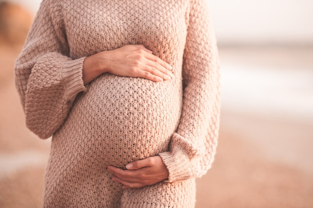 Photo pregnant woman wearing cozy knitted sweater