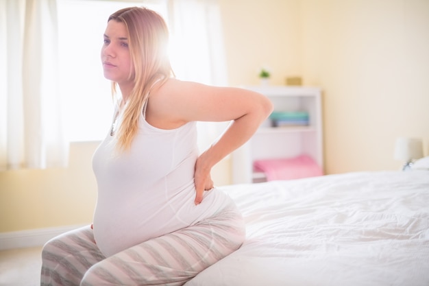 Photo pregnant woman with back pain