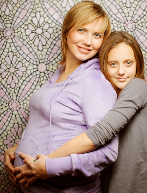 Photo pregnant woman with daughter