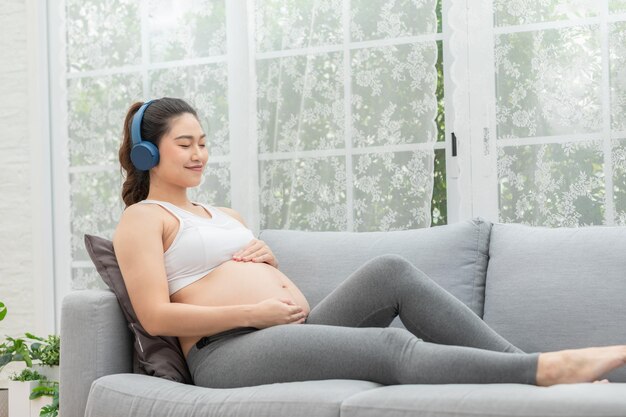 白い背景の上の腹部を持つ妊娠中の女性
