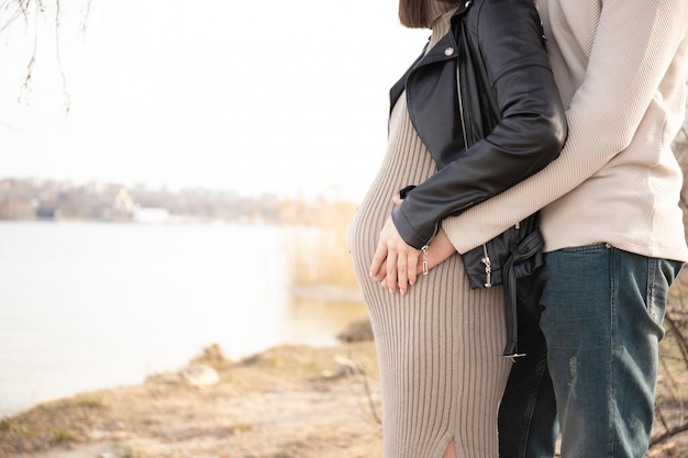 Foto donna incinta con il suo amante nel parco