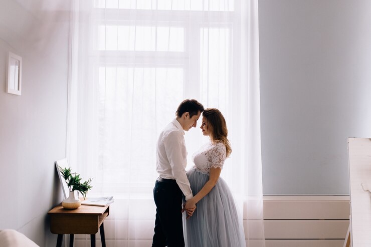 Photo 창 앞에서 남편과 임신