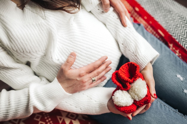 写真 白いセーターの夫と妊娠中の女性