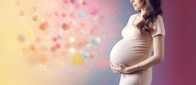 Беременная женщина с таблетками красочный фон