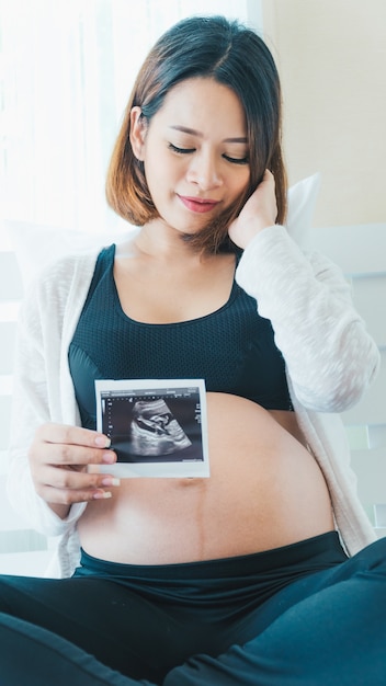 Photo pregnant women are viewing x-ray happy.