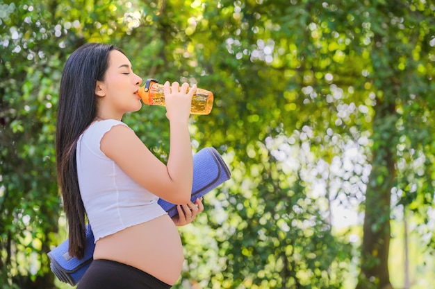 Photo pregnant women drink empty water for health