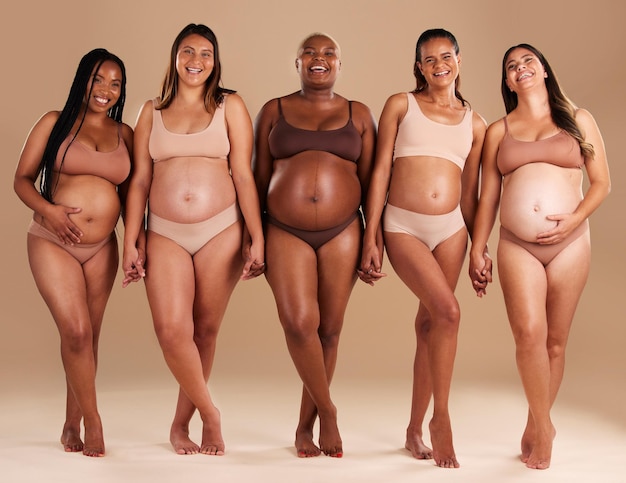 Foto donne incinte o ritratto di tenersi per mano nel supporto dell'empowerment del corpo o della comunità di sfondo dello studio sorriso felice gravidanza o biancheria intima degli amici per la diversità della crescita della pancia orgoglio o festa della mamma