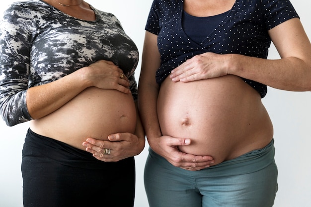 Donne incinte che mostrano i loro dossi