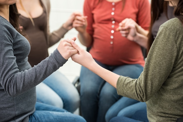 病院で出生前クラスで一緒に妊娠中の女性。