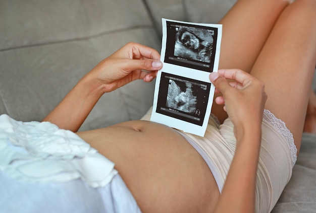 Pregnant women view ultrasound film