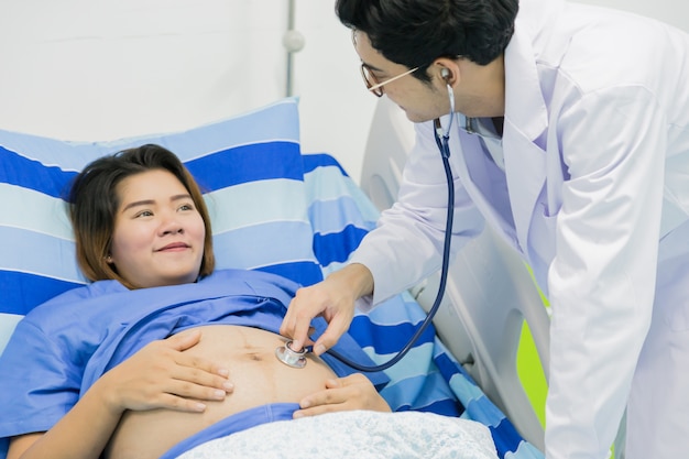 Photo pregnant young woman visiting doctor