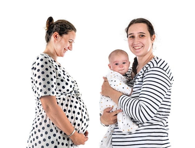 妊娠中の女の子と生後 4 か月の男の子と母親