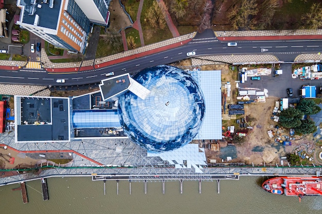 Fiume pregolia. vista aerea dall'alto della città di kaliningrad, russia, museo dell'oceano mondiale.