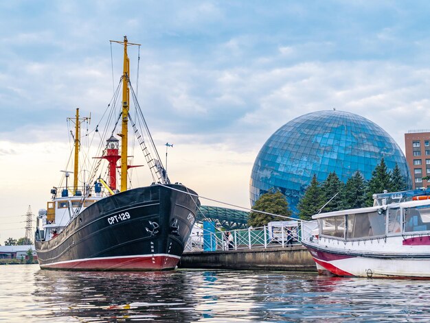 Foto pregolya rivier kaliningrad rusland 20230922 museum van de wereld oceaan