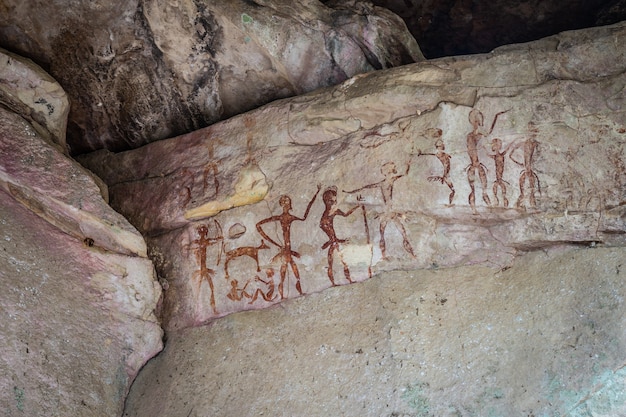 洞窟の中の先史時代の洞窟壁画