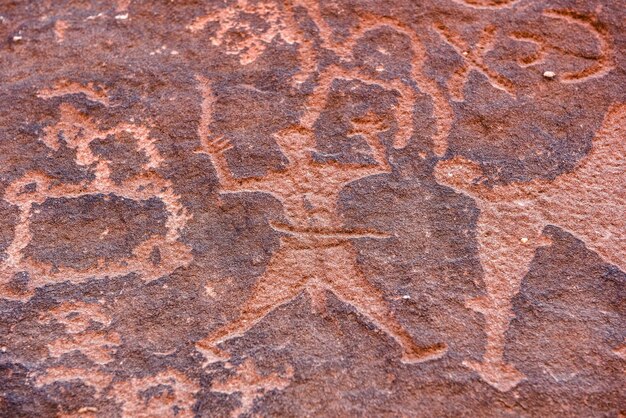 Foto prehistorische inscripties in wadi rum jordan