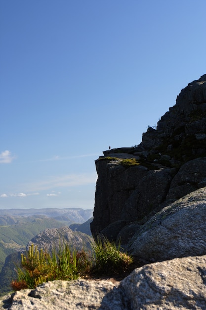 Preikestolen-ノルウェーの山々にある有名な崖。