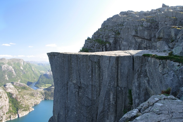 Preikestolen-ノルウェーの山々にある有名な崖。