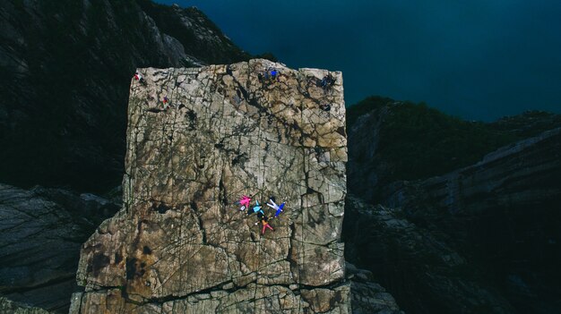 Preikestolen massieve klif (Noorwegen, zomerochtend Lysefjorden)