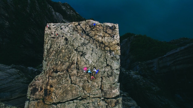 Preikestolen massieve klif (Noorwegen, zomerochtend Lysefjorden)