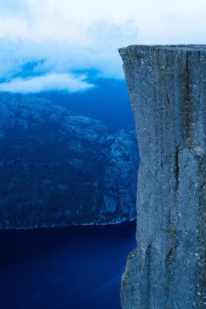 Photo preikestolen rock towers over the lysefjord in norway