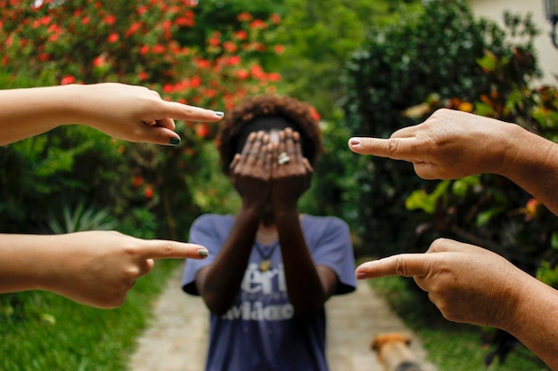 Foto pregiudizi mani che indicano donna nera