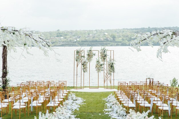 Фото Арка премиум-класса для свадебной церемонии для молодоженов на берегу реки с глициниями