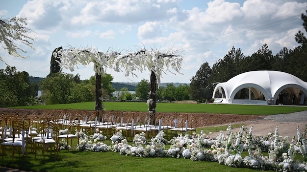 Арка премиум-класса для свадебной церемонии для молодоженов на берегу реки с глициниями
