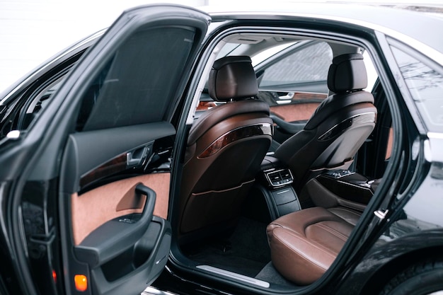 Салон автомобиля премиум-класса, коричневая перфорированная кожа, декоративные вставки в салоне, кожаный руль.