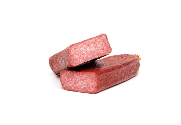 Premium gerookte droge en rijpende salami worst stick met varkensvlees en wild zwijn geïsoleerd op een witte achtergrond