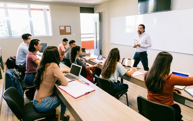 Premium kwaliteit afbeeldingen van studenten in het buitenland en studenten aan universiteiten