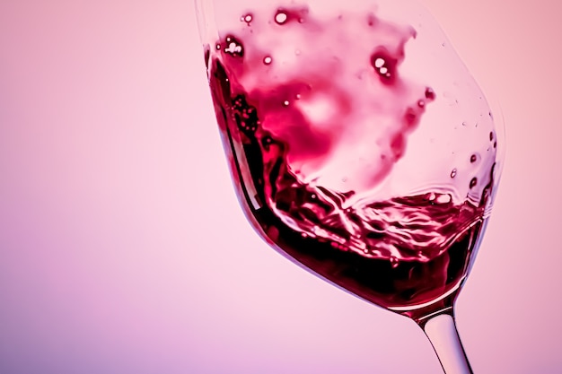 Premium rode wijn in kristalglas alcoholdrank en luxe aperitief oenologie en wijnbouwproduct