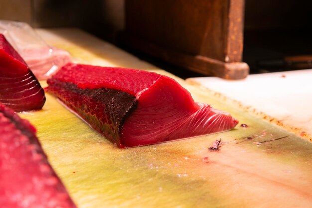 Foto premium verse japanse tonijn op een kraam in de centrale markt van nagoya in japan
