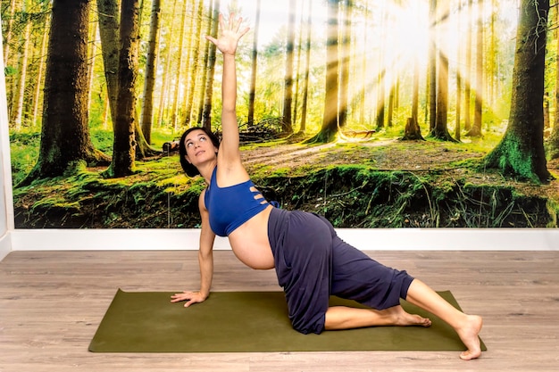 Пренатальная йога Беременная женщина занимается спортом для своего здоровья