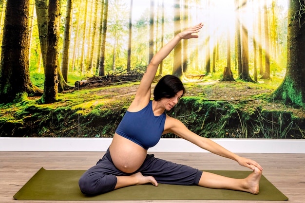 Prenatale yoga Zwangere yoga-instructeur die yoga-oefeningen doet