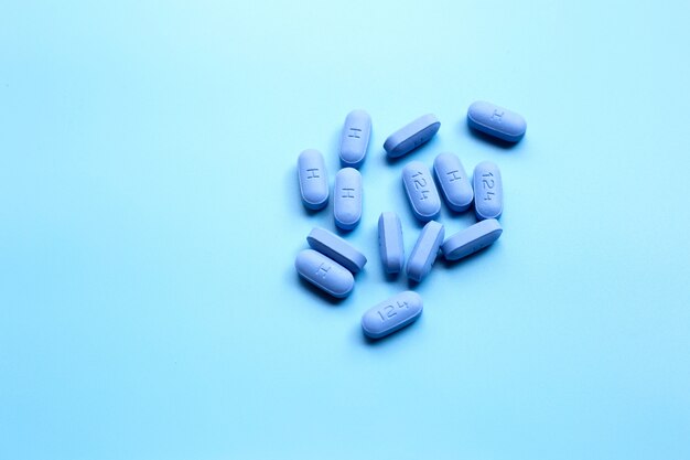 PrEP (профилактика перед воздействием), используемая для профилактики ВИЧ, на синем фоне