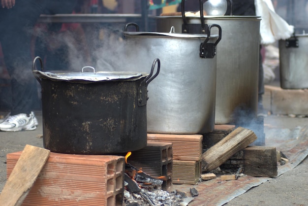 preparando sancocho en la calle para celebrar el dia del campesino