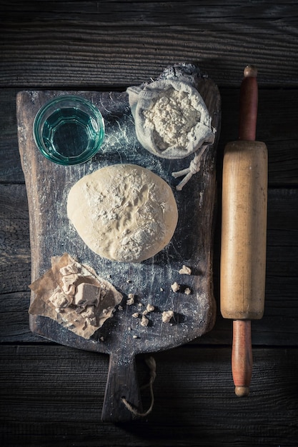 Foto preparazione per la cottura di pasta per pane gustosa e fatta in casa