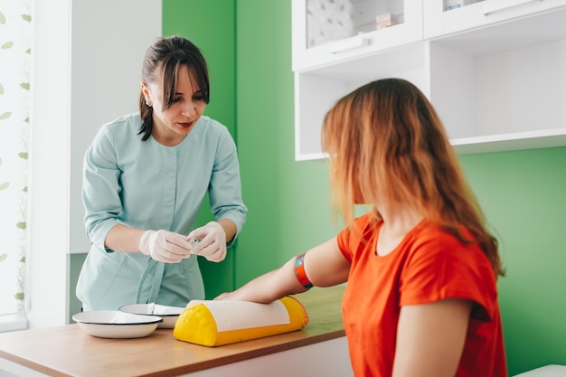 Preparazione per gli esami del sangue la donna è venuta in clinica