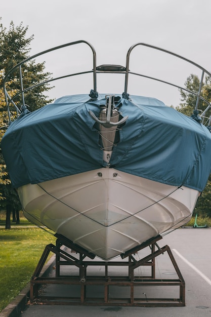 Preparation of boats and yachts for wintering. The boat is covered with a tarpaulin