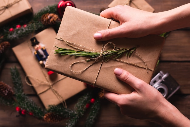 Подготовка к Рождеству с подарками в упаковке