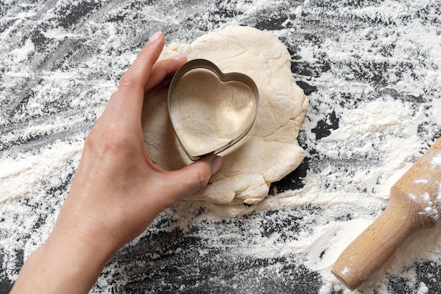 Preparazione per la cottura di biscotti fatti in casa su fondo di farina