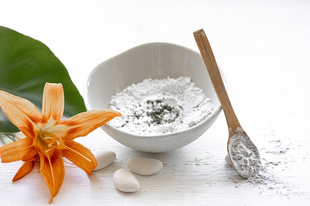 Preparazione di una maschera cosmetica con ingredienti naturali, cura della pelle del viso a casa.