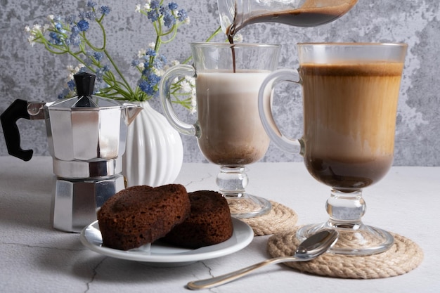 Preparazione della bevanda al caffè dalgona per colazione