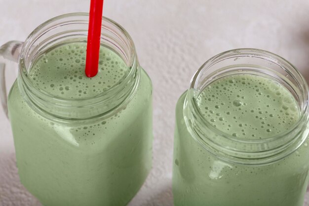 Preparation of a detox drink from spinach and apples