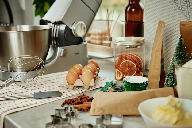 Foto preparazione dell'impasto in un mixer elettrico a casa mixer professionale per impastare e alimentare ing