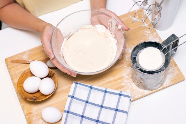 아침 식사를 위해 가정 팬케이크 반죽 준비. 테이블 밀가루, 계란에 재료