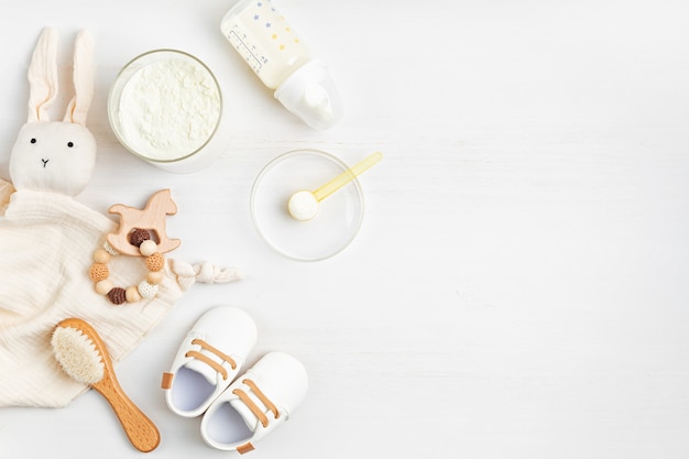 乳児用調製粉乳の準備。赤ちゃんの健康管理、粉乳の概念の有機混合物。