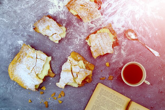 Foto preparazione di una torta casalinga riempita di crema