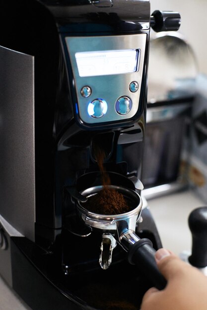 Foto preparazione di bevande rinfrescanti caffè macinato